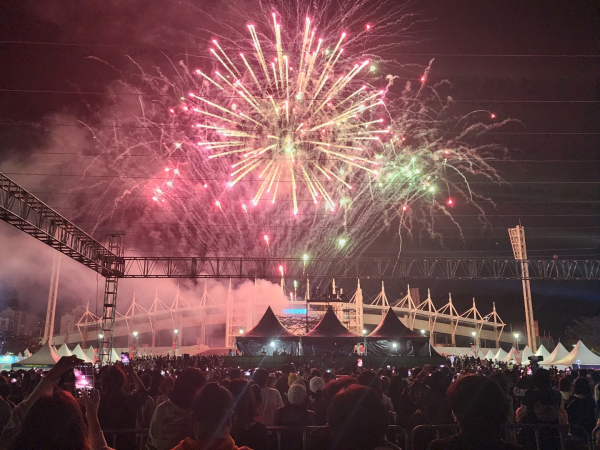 폐막식을 끝으로 화려한 불꽃들이 하늘을 수놓고 있는 모습/박동혁 기자