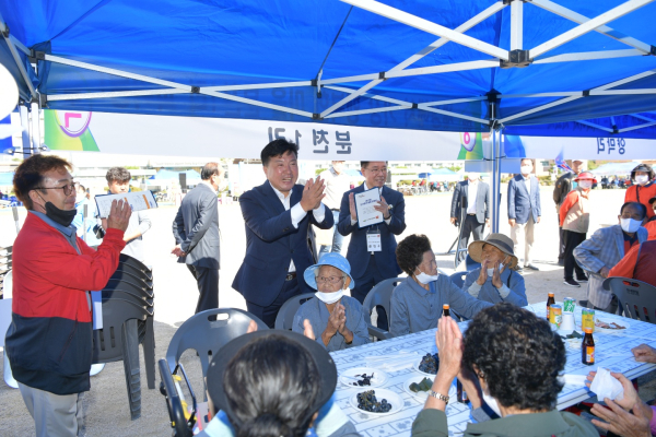 최재구 군수 읍·면 체육대회 현장 방문 모습