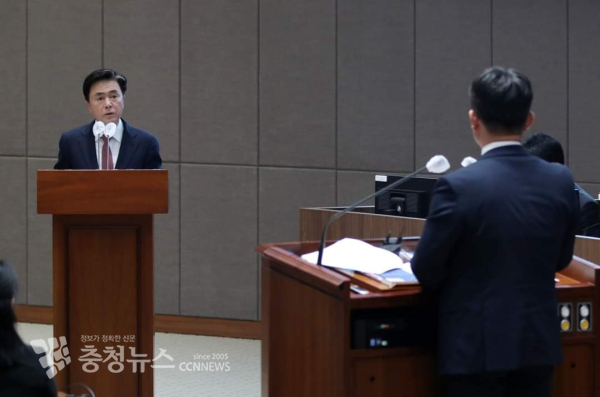 김태흠 충남지사가 충남도의회 2차 본회의에 참석에 도정질문에 답변하고 있다./사진 김태흠 충남지사 SNS