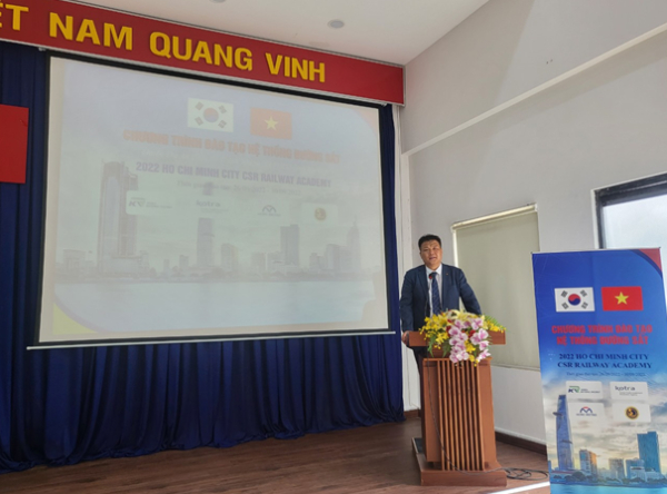 박노민 해외사업2부장이 26일 베트남 교통통신대학교에서 ‘호치민 철도학교’ 시행에 앞서 인사말을 하고 있다.