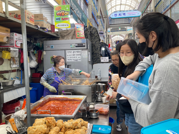 청소년들이 제안한 친환경 시책인 ‘중앙시장 용기내!’ 프로젝트를 시장 상인들에게 홍보 모습