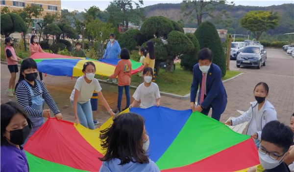 쌍류초 학생들이 `별빛 달빛 스쿨스테이` 행사를 즐기고 있다.