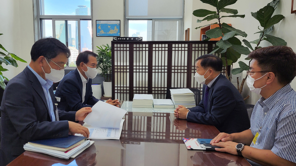 이완섭 서산시장이 지난 26일 농림축산식품해양수산위원회 정연수 전문위원을 만나 가로림만 해양정원에 대해 설명했다
