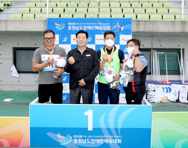 장애인 체육대회 선수단을 격려 중인 가세로 군수/사진 가세로 군수 오른쪽 최병구 주민공동체과장(대회 남자 최우수선수).