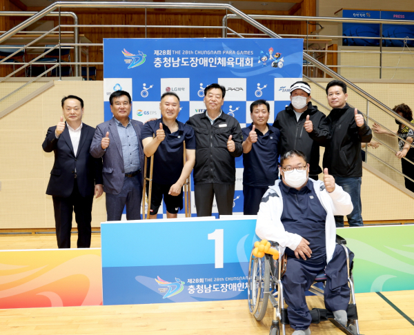 장애인 체육대회 선수단을 격려 중인 가세로 군수/ 사진 가세로 군수 왼쪽 박석훈, 군수 오른쪽 김성규(탁구 남자복식 금).
