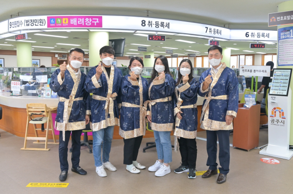 종합민원실 백제복 착용 사진