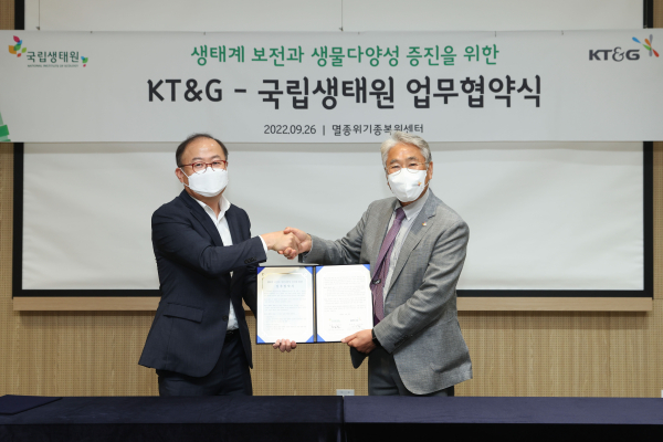 KT&G, 국립생태원과 생태계 보전·생물다양성 증진 MOU 체결식/사진은 이상학 KT&G 지속경영본부장(왼쪽)과 조도순 국립생태원장(오른쪽)이 업무협약식에서 기념사진을 촬영하는 모습