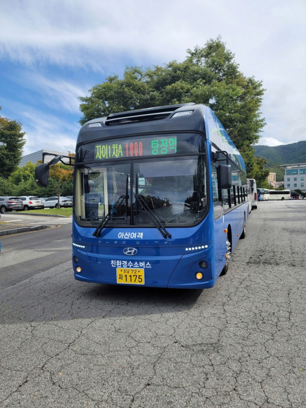 운행을 앞둔 1000번 버스 점검 장면