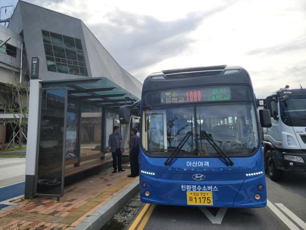운행을 앞둔 1000번 버스 점검 장면