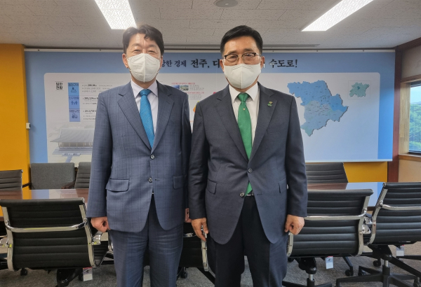 간담회 사진 * 한국농수산식품유통공사 김춘진 사장(우측), 우범기 전주시장(좌측)