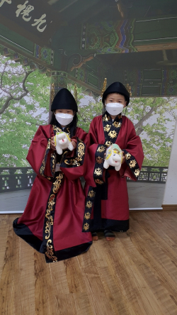 왕과 왕비 옷 입고 사진찍기 체험 장면