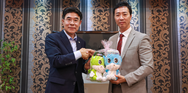 이응우 계룡시장이 이동호 파라과이 과라이주 국제관리부 장관에게 2022계룡세계구눈화엑스포 기념품을 전달하고 있다.