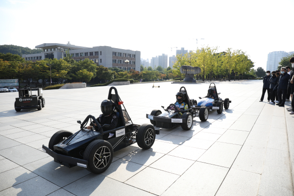 대회 참가 학생들이 창작 자동차로 시운전을 선보이고 있다