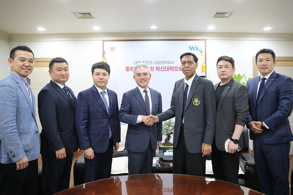 ISTAF와 대학 관계자 등이 기념촬영을 하고 있다. 왼쪽부터 정희성 목원대 교수, 한재호 대전세팍타크로협회장, 오주영 대한세팍타크로협회장, 이희학 총장, 할림 세계세팍타크로연맹 사무총장, 이민 대한세팍타크로 전무이사, 김재용 대한세팍타크로협회 사무처장.