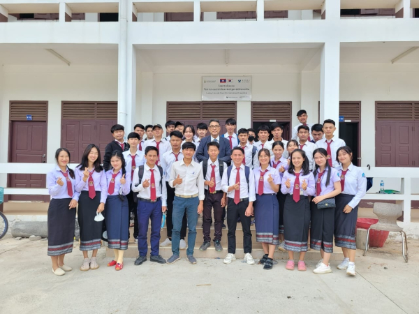 임대영 사업단장과 라오스 수파노봉대학교 재료공학과 학생들이 기념사진을 촬영했다