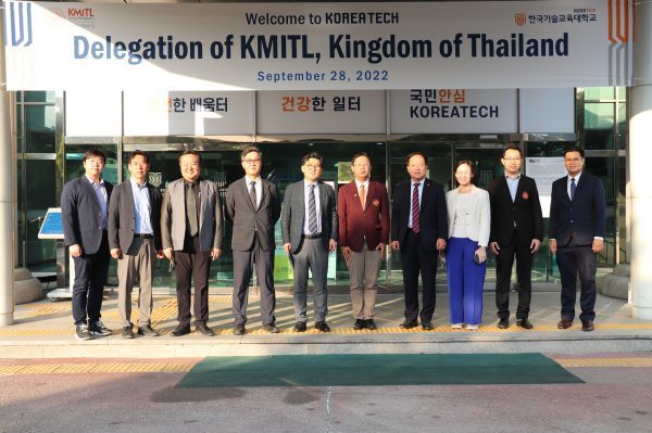 랏끄라방 왕립공과대학 관계자들이 한기대와 협약 체결 후 본관 앞에서 기념사진을 촬영을 하고 있다.