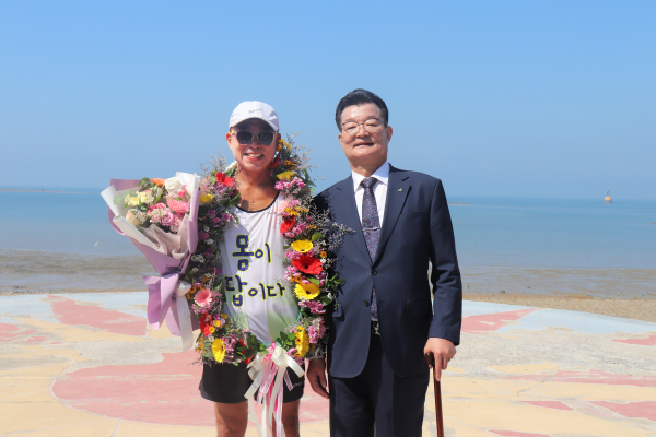 (좌)맥키스컴퍼니 조웅래회장, (우)충남지체장애인협회 이건휘회장 기념사진 촬영