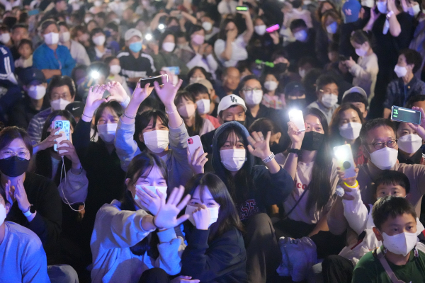 사회복지 종사자와 함께하는 문화 행사 2022  나눔 음악회를 찾은 관객들이 즐거운 시간을 보내고 있다