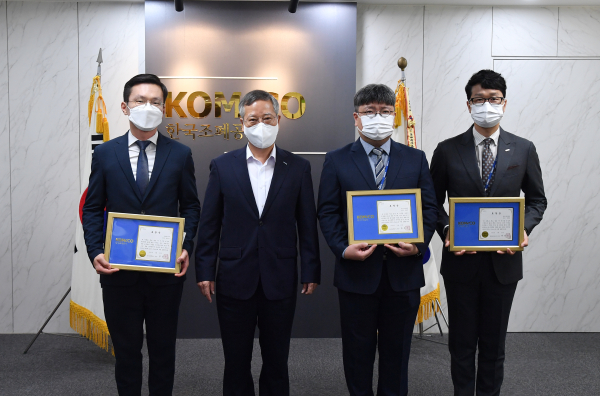 반장식 한국조폐공사 사장이 CEO΄s Choice 주인공들을 포상한 뒤 격려하고 있다