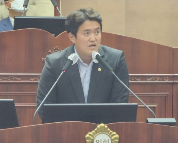 5분 발언을 하는 김강진 의원/박동혁 기자