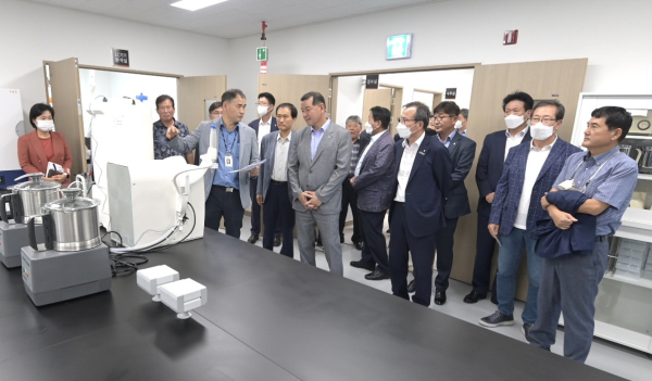 농업환경연구관 준공 내부를 둘러보는 관계자들