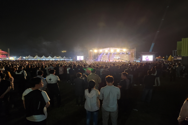 백제문화제 주 무대 행사장을 가득 채운 방문객들