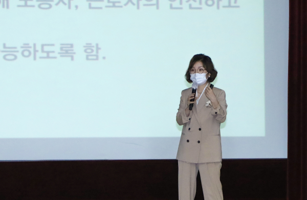 10월 월례조회를 개최하면서 전 직원을 대상으로 법정의무교육인 4대 폭력 예방교육 실시 모습