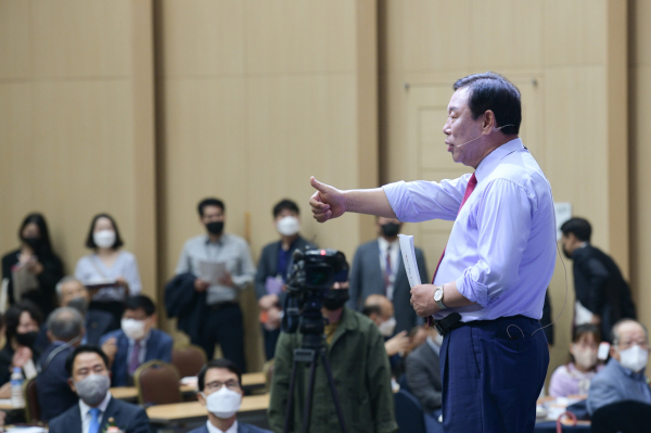 최민호 세종시장이 4일 정부세종컨벤션센터에서 열린 미래전략비전 선포식에서 미래전략수도 세종 완성을 위한 비전을 발표하고 있다.