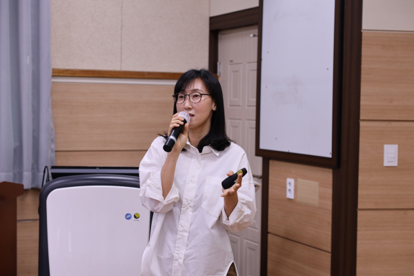 폭력 예방교육을 실시하고 있는 전은옥 경위/아산교육지원청 제공