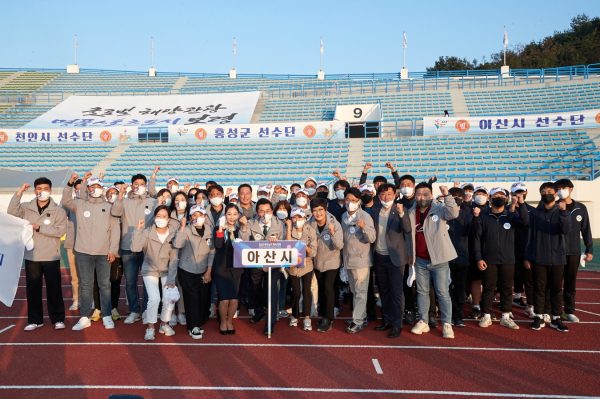 개회식에서 선수단을 격려하고 함께 결의를 다지고 있다