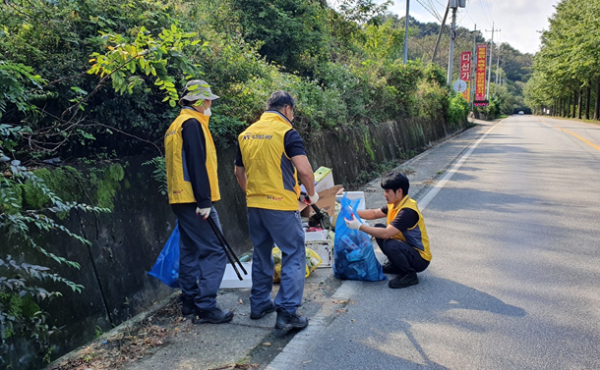 시설장비사무소 봉사단이 4일 철도변 환경정화 활동을 시행하고 있다.