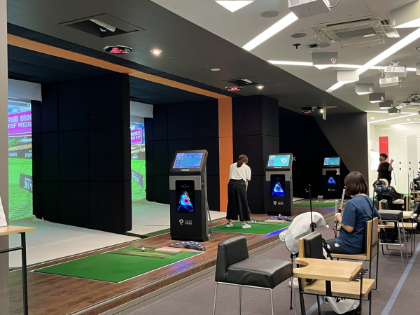 골프존타워서울 본사 지하에 마련된 스크린골프 타석 시설