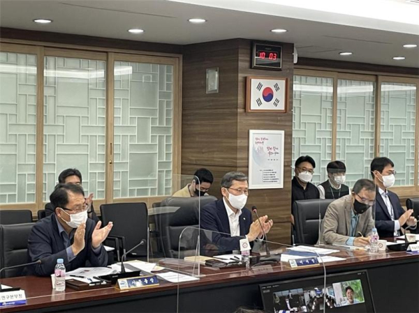 한국연구재단 이광복 이사장(가운데)이 고위직 직무청렴 계약 체결식에 참여하고 있다.