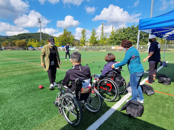 5일 서산시장애인체육대회에서 선수들이 론볼을 하고있다