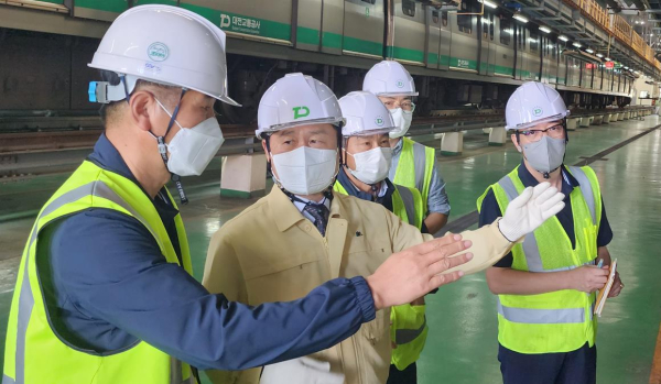 대전교통공사 제9대 연규양 사장(사진 가운데)이 취임 첫날 판암차량기지를  방문해 전동차 점검 현장을 살피고 있다