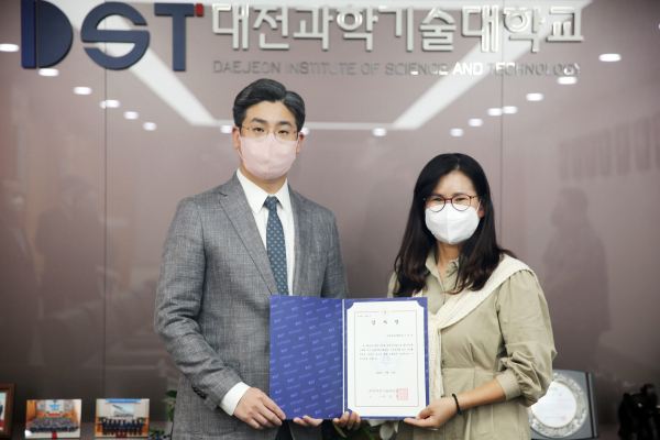 금융부동산행정과 이선옥 학생, 대학 발전기금 500만원 기탁식 모습