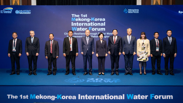 10월 5일 오전 서울 중구에 소재한 롯데호텔서울에서 ‘제1차 한-메콩 국제 물포럼’ 참석자들이 기념촬영을 하고 있다. (사진 왼쪽 두 번째부터 필립 골드버그(Philip Goldberg) 주한미국대사, 폰 사착(Ponh Sachak ) 캄보디아 MoWRAM 차관, 찬타넷 부알라파(Chanthanet Boualapha) 라오스 MONRE 차관, 반기문 제8대 UN사무총장, 한화진 환경부 장관, 아누차 나카사이(Anucha Nakasai) 태국 총리실 장관, 박재현 한국수자원공사 사장, 캐서린 레이퍼(Catherine Raper) 주한호주대사)