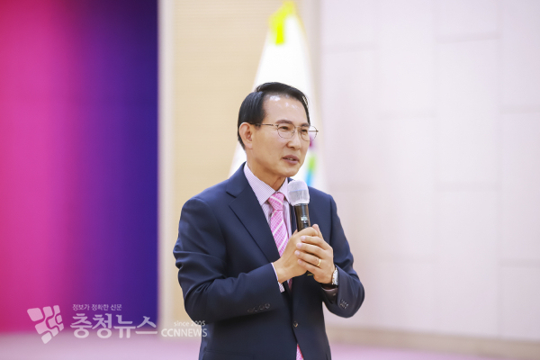 6일 시청 대회의실에서 열린 취임 100일 기자회견에서 이완섭 서산시장이 그간 소회를 밝히고 서산 미래 청사진을 제시하고 있다.