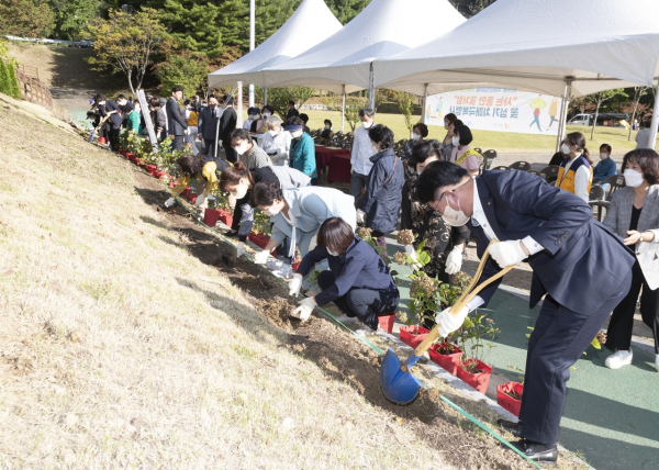 길치문화공원에서 치매 친화적 환경 조성을 위한 ‘사는 동안 꽃처럼’ 행사