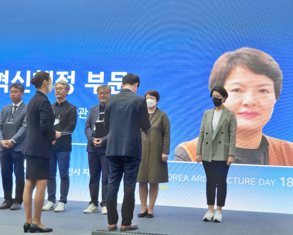 2022 대한민국 공공건축상 혁신행정부문 장관상을 조숙경 주택과장이 수상하고 있다.