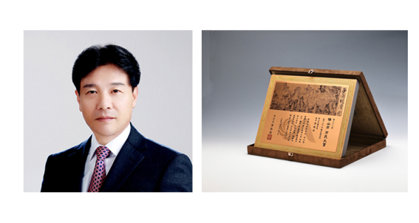 이규현씨(좌)와 새롭게 디자인한 제28회 서산시 시민대상 상패(우)