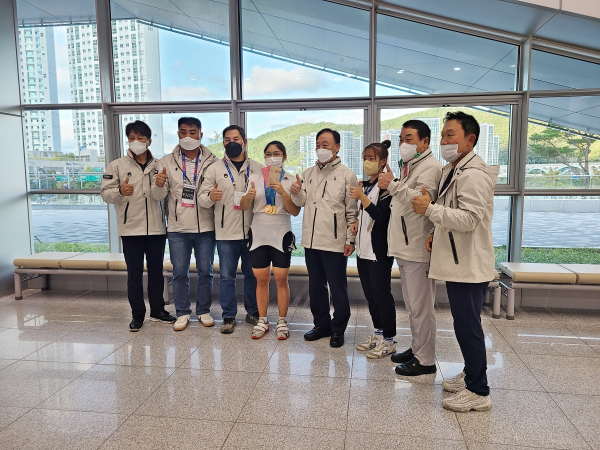 설동호 교육감 선수들 격려 모습