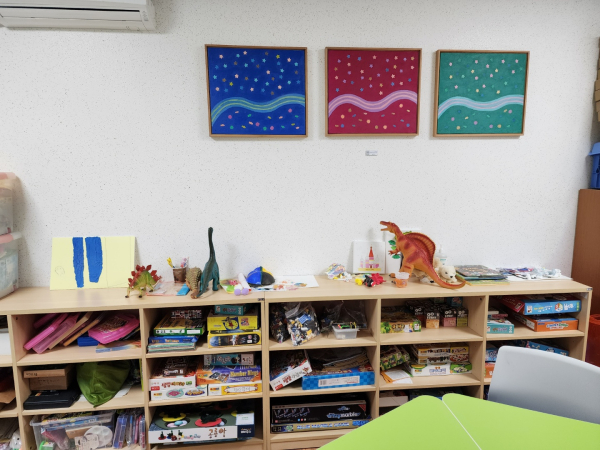 대전자혜원 건물 내 전시된 故 윤경희 화가의 그림