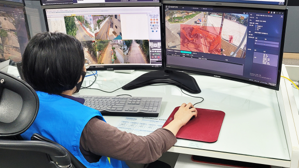 지난 7일 서산시 도시안전통합센터에서 관제요원이 ‘인공지능이 굴착기를 분석하여 화면에 보여주는 모습’을 관제하고 있다.