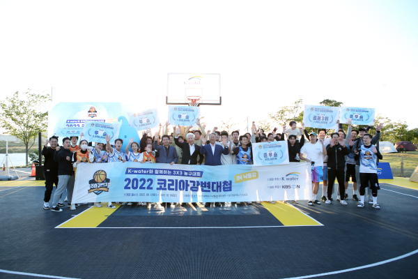 수상자들과 단체사진