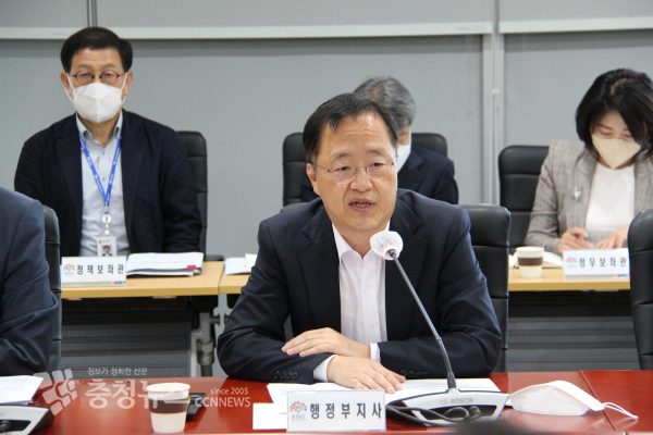 이필영 충남도 행정부지사가 11일 실국원장회의를 열고 모두발언을 하고 있다./사진 권상재 기자