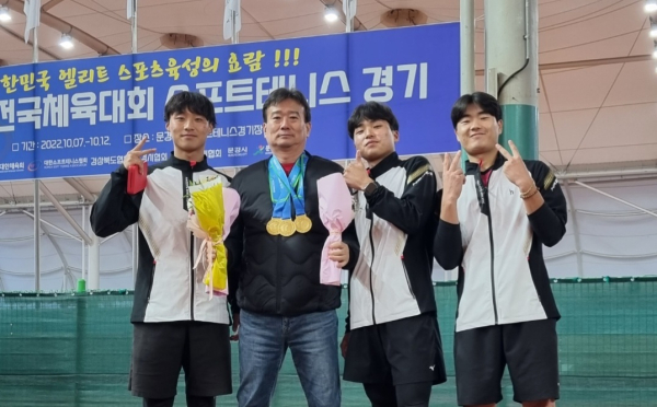 대전대학교 소프트테니스팀 제103회 전국체육대회 메달회득 기념사진 (좌부터 양일현 조감독 김태영 오승언)