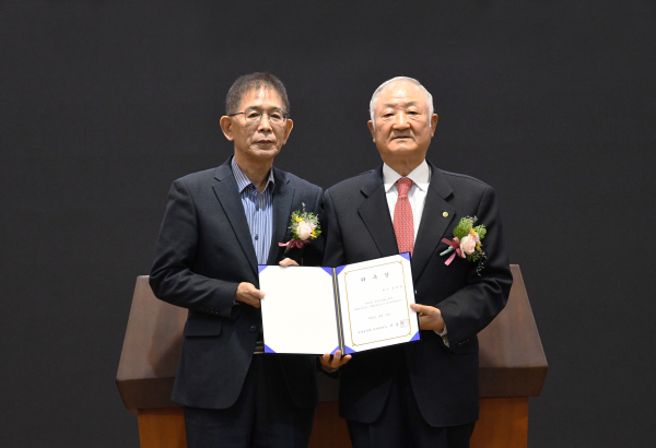 유관순학회 이동언 추진위원장이 백석대 장택현 대학혁신위원장에게 회장 위촉장을 전달했다.