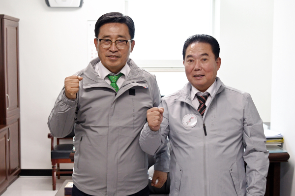 한국농수산식품유통공사 장애인 체육선수단 결단식 * 김춘진 한국농수산식품유통공사 사장(좌측), 박정현 전라남도장애인체육회 상임부회장(우측)