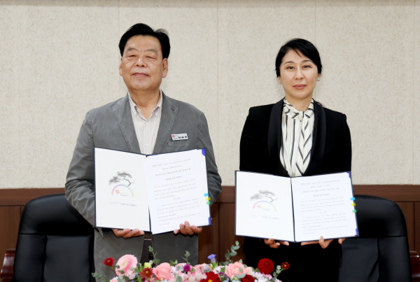 지난 12일 군청 중회의실에서 열린 업무협약식 모습(가세로 군수 오른쪽은 이슬마일로바 아이다 주한 키르기스스탄 대사).